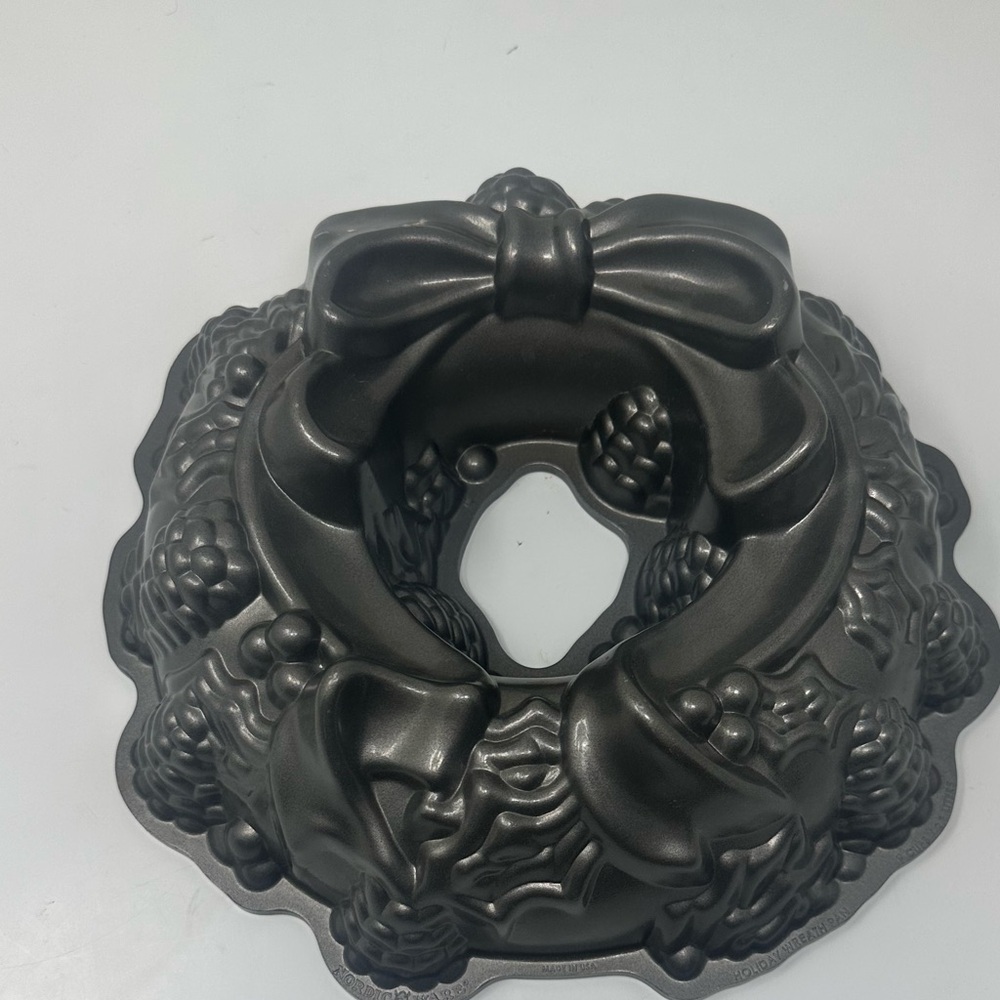 Nordic Ware Holiday Wreath Pan Christmas